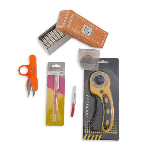 Kit Costura, Cortador circula, Giz desaparece com o ferro, Caneta fantasminha vermelha, Tesoura Tic Tac cores sortidas